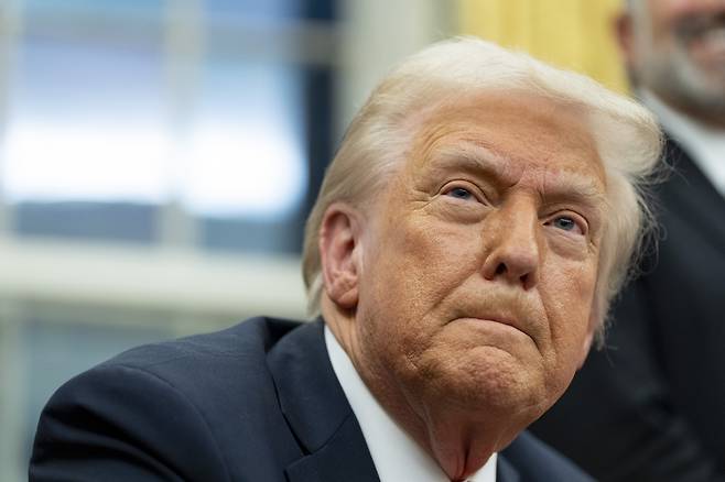 도널드 트럼프 미국 대통령이 백악관 집무실에서 행정명령에 서명한 후 언론과 대화를 하고 있다. [AP]