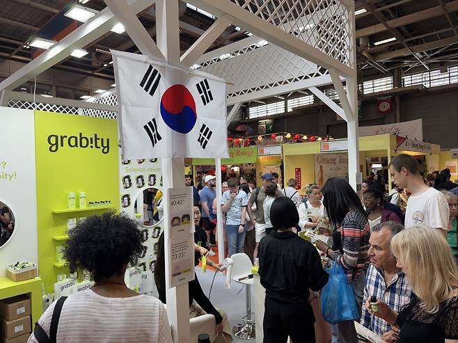프랑스 최대 소비재 박람회 ‘FOIRE DE PARIS 2025’ 그래비티 부스를 찾은 관람객들.[폴리페놀팩토리 제공]