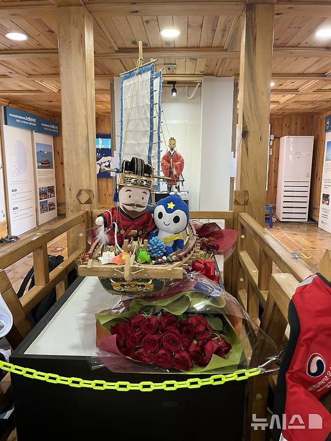 [오사카=뉴시스] 11일 오사카 항으로 향하는 뱃길 중 조선통신사선 선내에 조성된 모형 조선통신사선과 정사 인형(왼쪽) suejeeq@newsis.com