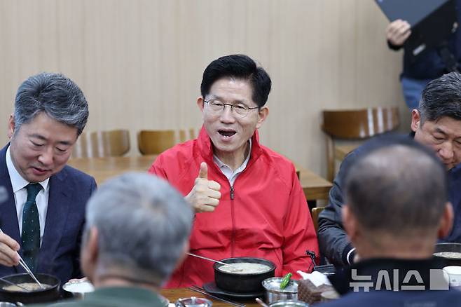 [서울=뉴시스] 권창회 기자 = 제21대 대통령선거 공식 선거운동 첫날인 12일 오전 김문수 국민의힘 대선 후보가 서울 송파구 가락시장을 방문해 순대국밥을 먹으며 ‘엄지척’을 하고 있다. 2025.05.12. kch0523@newsis.com