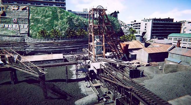 [서울=뉴시스]일본 나가사키(長崎)시가 조선인 강제노역 현장 하시마(端島·군함도)가 1970년대 석탄 채굴로 ‘번창’했던 모습을 컴퓨터그래픽(CG)으로 재현한 가상현실(VR) 영상을 제작해 공개했다고 8일 니혼게이자이신문(닛케이) 보도했다. 사진은 일본의 애플리케이션 '스트리트 뮤지엄'을 통해 볼 수 있는 VR 영상 캡처. <사진캡처=스트리트 뮤지엄 앱 캡처> 2025.05.08. *DB 및 재판매 금지.