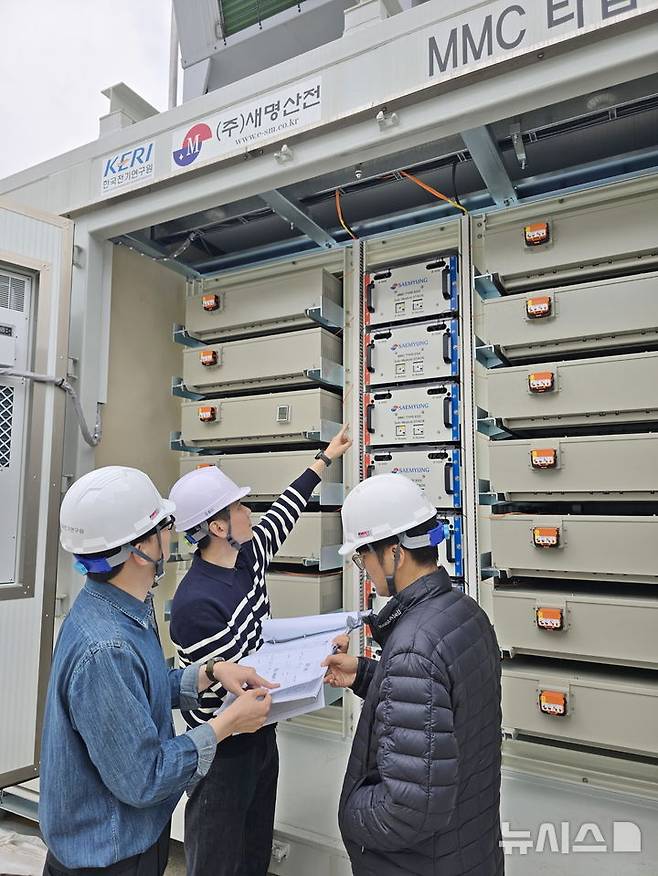 [창원=뉴시스]한국전기연구원(KERI) 전력변환시스템연구센터 연구진이 개발한 '에너지저장형 모듈러 멀티레벨 컨버터(EMMC)' 기술 실증을 진행하고 있다.(사진=한국전기연구원 제공) 2025.05.12. photo@newsis.com