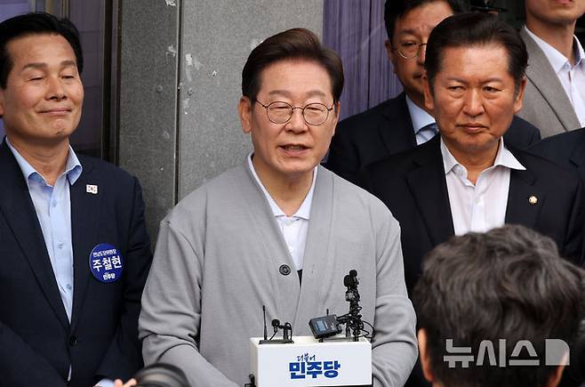 [영암=뉴시스] 조성우 기자 = 민심을 청취하는 '경청 투어'에 나선 이재명 더불어민주당 대선후보가 11일 전남 영암군 학산면 독천 낙지거리에서 주민들을 만난 뒤 백브리핑을 하고 있다. 2025.05.11. xconfind@newsis.com