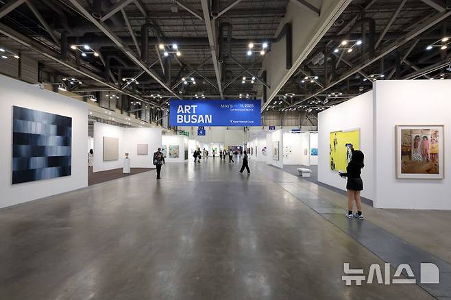 [부산=뉴시스] 박진희 기자 = '아트부산 2025' VIP 프리뷰가 열린 8일 부산 해운대구 벡스코 전시장을 찾은 관람객들이 참여 갤러리 주요 작품을 둘러보고 있다. 이날 VIP 프리뷰를 시작으로 11일까지 열리는 아트부산은 국내 갤러리를 비롯해 17개국 109개 갤러리가 참여한다. 2025.05.08. pak7130@newsis.com