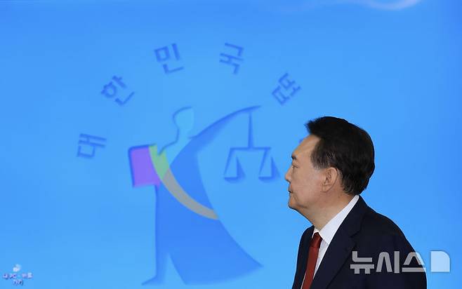 [서울=뉴시스] 사진공동취재단 = 윤석열 전 대통령이 지난달 21일 오전 서울 서초구 서울중앙지방법원에서 열린 내란 우두머리 혐의에 대한 두 번째 정식 재판에 출석하고 있다. 2025.04.21. photo@newsis.com