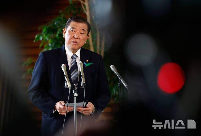 [도쿄=AP/뉴시스] 이시바 시게루(石破茂) 일본 총리는 12일 미국과의 관세 협상에서 자동차·철강·알루미늄 관세를 제외한 상호 관세만 선행 합의할 가능성에 대해 "그런 일은 수용할 수 없다"고 밝혔다. 사진은 지난달 17일 이시바 총리가 일본 도쿄 총리 관저에서 기자들에게 발언하고 있는 모습.  2025.05.12.