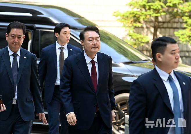 [서울=뉴시스] 사진공동취재단 = 윤석열 전 대통령이 12일 오전 서울 서초구 중앙지방법원에서 열린 내란 우두머리 혐의, 직권남용 권리행사방해 혐의 사건 3차 공판에 출석하고 있다. 2025.05.12. photo@newsis.com