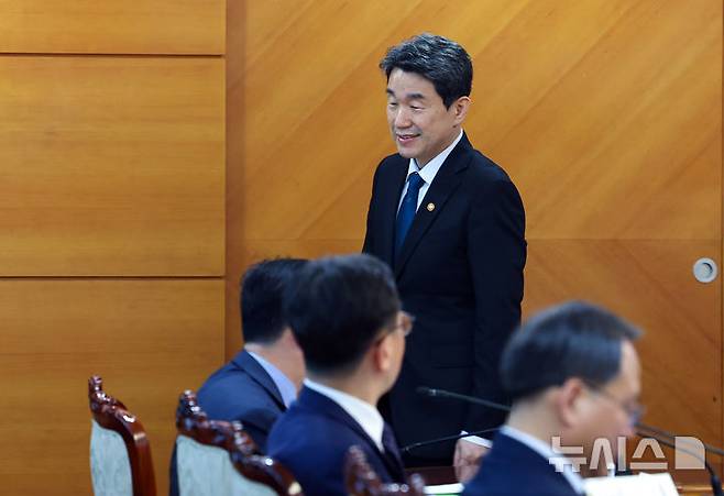 [서울=뉴시스] 최진석 기자 = 이주호 대통령 권한대행 부총리 겸 교육부 장관이 12일 정부서울청사에서 열린 제21대 대통령 선거 대비 공명선거 관계장관회의에 참석하고 있다. 2025.05.12. myjs@newsis.com