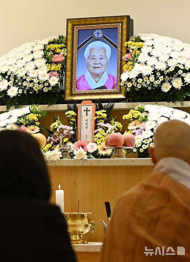 [용인=뉴시스] 김종택 기자 = 12일 일본군 위안부 피해자 이옥선 할머니의 빈소가 마련된 경기 용인시 쉴낙원 경기장례식장에서 조문객들이 조문하고 있다. 이 할머니의 별세로 정부에 등록된 일본군 위안부 피해자 240명 중 생존자는 6명이 됐다. 2025.05.12. jtk@newsis.com
