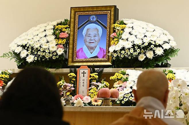 [용인=뉴시스] 김종택 기자 = 12일 일본군 위안부 피해자 이옥선 할머니의 빈소가 마련된 경기 용인시 쉴낙원 경기장례식장에서 조문객들이 조문하고 있다. 이 할머니의 별세로 정부에 등록된 일본군 위안부 피해자 240명 중 생존자는 6명이 됐다. 2025.05.12. jtk@newsis.com