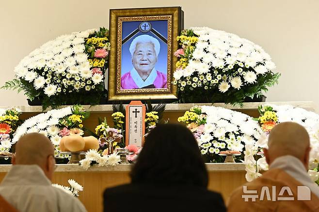 [용인=뉴시스] 김종택 기자 = 12일 일본군 위안부 피해자 이옥선 할머니의 빈소가 마련된 경기 용인시 쉴낙원 경기장례식장에서 조문객들이 조문하고 있다. 이 할머니의 별세로 정부에 등록된 일본군 위안부 피해자 240명 중 생존자는 6명이 됐다. 2025.05.12. jtk@newsis.com