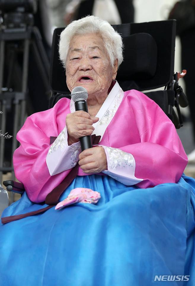 [광주(경기)=뉴시스] 김선웅 기자 = '위안부' 피해자 이옥선 할머니(故 이옥선 할머니와 동명이인)가 12일 경기 광주시 퇴촌면 나눔의집에서 열린 일본군 '위안부' 피해자 기림의 날(8월 14일) 기념식 및 故 이옥선 할머니 흉상 제막식에서 인사말을 하고 있다. 2023.08.12. mangusta@newsis.com