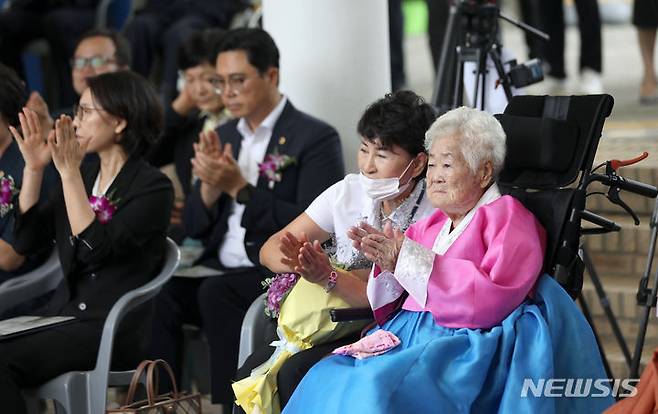 [광주(경기)=뉴시스] 김선웅 기자 = '위안부' 피해자 이옥선 할머니(故 이옥선 할머니와 동명이인)가 12일 경기 광주시 퇴촌면 나눔의집에서 열린 일본군 '위안부' 피해자 기림의 날(8월 14일) 기념식 및 故 이옥선 할머니 흉상 제막식에서 박수를 치고 있다. 2023.08.12. mangusta@newsis.com