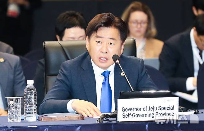 [서귀포=뉴시스] 우장호 기자 = 오영훈 제주지사가 12일 오전 서귀포시 제주국제컨벤션센터에서 열린 아시아태평양경제협력체(APEC) 고용노동 장관회의에서 인사말을 하고 있다. 한국에서 APEC 고용노동 장관회의가 열린 건 1997년 서울에서 개최된 이후 28년 만이다. APEC 고용노동 장관회의는 2014년 베트남 회의 이후 중단됐다가 회원국들의 합의로 11년 만에 열렸다. 2025.05.12. woo1223@newsis.com