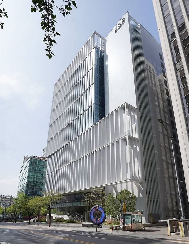 [서울=뉴시스] F&F(에프앤에프)가 강남 테헤란로 신사옥으로 본사를 이전하며 글로벌 패션 비즈니스를 위한 컨트롤타워를 구축했다고 28일 밝혔다. (사진=F&F 제공) *재판매 및 DB 금지