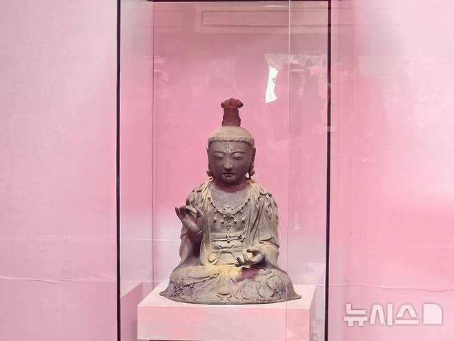 [서산=뉴시스] 김덕진 기자=사진은지난 10일 충남 서산 부석사 금동관세음보살좌상이 설법전 투명 보안상자에 안치돼 있는 모습. 2025.05.12. spark@newsis.com
