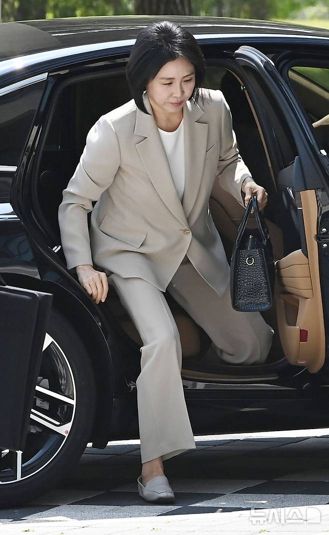 [수원=뉴시스] 김종택 기자 = 공직선거법위반 혐의로 1심에서 벌금형을 선고받은 이재명 더불어민주당 대선 후보의 배우자 김혜경씨가 12일 경기 수원시 영통구 수원지방법원에서 열리는 항소심 선고 공판에 출석하고 있다. 2025.05.12. jtk@newsis.com