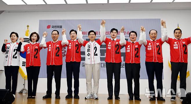 [서울=뉴시스] 조성봉 기자 = 김문수 국민의힘 대선 후보와 중앙선대위 위원장들이 12일 오전 서울 영등포구 여의도 국민의힘 중앙당사에서 열린 중앙선대위 임명장 수여식에 기념사진을 찍으며 손을 번쩍 들어올리고 있다. 왼쪽부터 양향자, 나경원, 주호영, 권성동 공동선대위원장, 김 후보, 김용태, 안철수, 황우여 공동선대위원장, 박대출 총괄지원본부장. (공동취재) 2025.05.12. photo@newsis.com