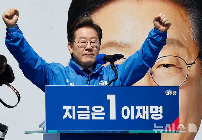 [서울=뉴시스] 조성우 기자 = 이재명 더불어민주당 대선후보가 제21대 대통령선거 공식 선거운동이 시작된 12일 오전 서울 종로구 광화문광장에서 열린 중앙선거대책위원회 출정식에서 연설을 마친 뒤 두 손을 들어 시민들에게 인사하고 있다. 2025.05.12. xconfind@newsis.com