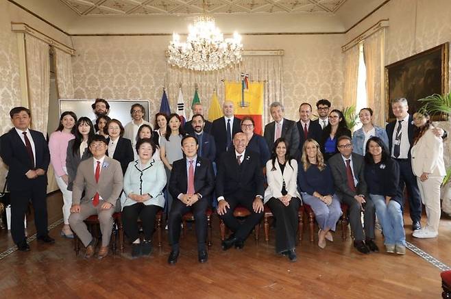 [통영=뉴시스] 신정철 기자= 경남 통영시는 이탈리아 나폴리시와 지난 9일 나폴리 시청에서 우호교류 협정을 체결했다고 12일 밝혔다. 사진은 천영기 통영시장과 배도수 통영시의회 의장 등 통영시 대표단 6명과 가에타노 만프레디 나폴리시장, 빈첸자 아마토 시의장, 다리오 스카렐라 주나폴리 대한민국 명예 영사 및 안드레아 데 베네디티스 나폴리 동양학 대학교 한국학과 책임교수 등을 비롯한 나폴리시 관계자 50여 명이 참석한 가운데 우호교류 협정을 체결했다.(사진=통영시 제공).2025.05.12. photo@newsis.com *재판매 및 DB 금지