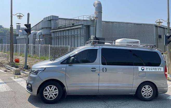 한강유역환경청 환경감시단이 12일 경기도 연천군 백학면의 한 공장밀집지대를 이동측정차량으로 모니터링하며 휘발성유기화합물 고농도 배출사업장을 선별하고 있다. (사진=한강유역환경청 제공) photo@newsis.com *재판매 및 DB 금지