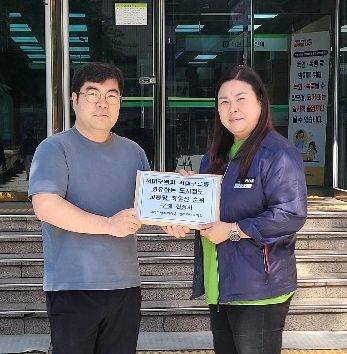 [대구=뉴시스] 대구 서대구역무예다음 입주민 대표가 12일 대구시청 동인청사에서 서대구역과 서대구로를 경유하는 도시철도 노선을 우선 반영해달라는 내용의 진정서를 제출했다. (사진=이주한 대구 서구의원 제공) 2025.05.12. photo@newsis.com *재판매 및 DB 금지