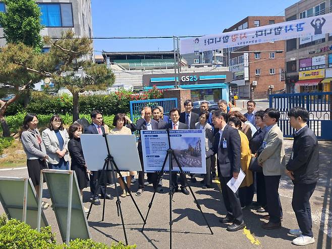 [진주=뉴시스]진주시, 삼현여중 정문 앞 통학로 개선사업 완료.(사진=진주시 제공).2025.05.12.photo@newsis.com *재판매 및 DB 금지