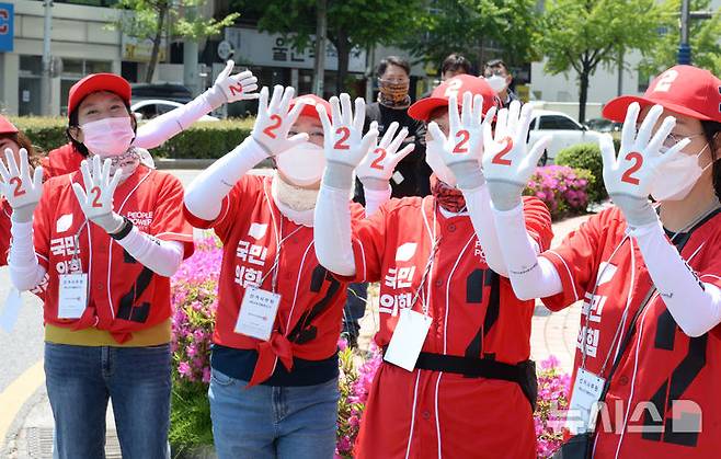 [울산=뉴시스] 배병수 기자 = 국민의힘 울산시당이 제21대 대통령선거 공식 선거운동이 시작된 12일 오전 울산 남구 태화로터리에서 열린 출정식에서 운동원들이 시민들에게 지지를 호소하고 있다. 2025.05.12.bbs@newsis.com.