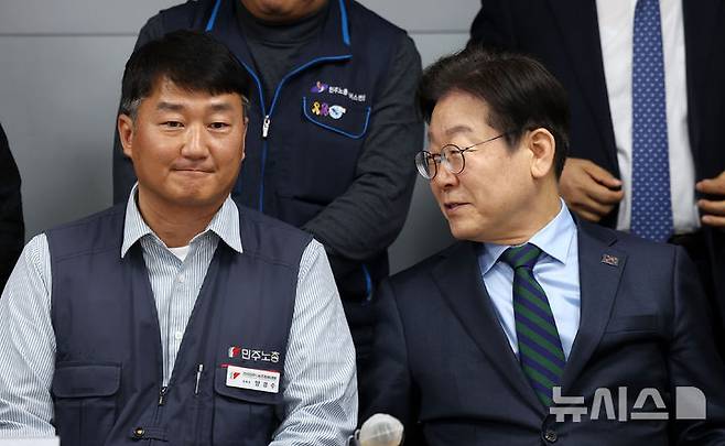 [서울=뉴시스] 홍효식 기자 = 이재명 더불어민주당 대표와 양경수 민주노총 위원장이 21일 오후 서울 중구 민주노총에서 열린 민주노총-더불어민주당 대표 간담회에서 참석자들과 기념촬영하에 앞서 대화를 나누고 있다. 2025.02.21. yesphoto@newsis.com