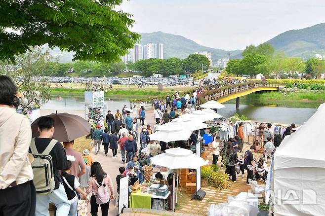 방문객으로 붐비는 제24회 장성 황룡강 길동무 꽃길축제장 모습. (사진=장성군 제공) photo@newsis.com