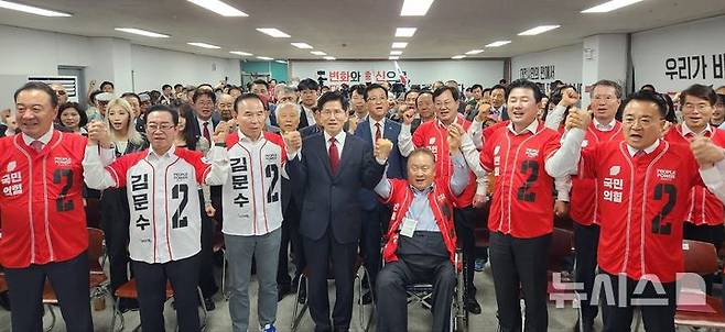 [대전=뉴시스] 조명휘 기자 = 김문수 국민의힘 대선후보가 12일 오후 대전시당에서 열린 충청권 선거대책위원회 출정식에 참석해 승리를 다짐하고 있다. 2025.05.12. photo@newsis.com