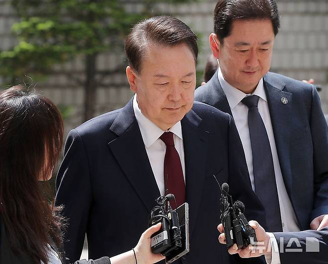 [서울=뉴시스] 사진공동취재단 = 내란 우두머리 혐의로 기소된 윤석열 전 대통령이 12일 서울 서초구 중앙지법에서 오후부터 재개되는 공판에 출석하고 있다. 2025.05.12. photo@newsis.com