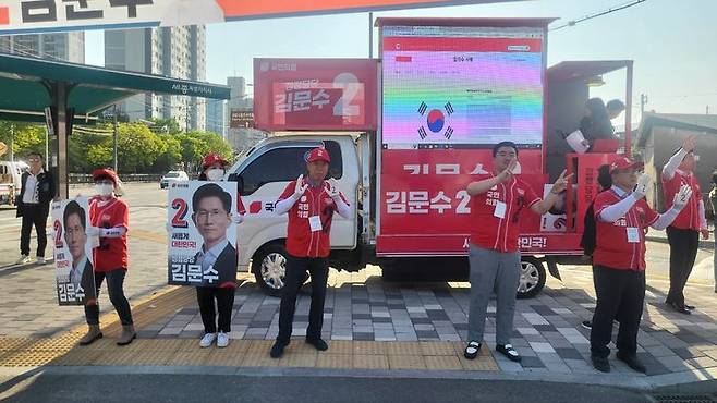 [세종=뉴시스] 송승화 기자 =  12일 세종시 조치원읍 신흥 사거리에서 열린 대통령 선거 운동 모습. 2025.05.12. ssong1007@newsis.com. *재판매 및 DB 금지