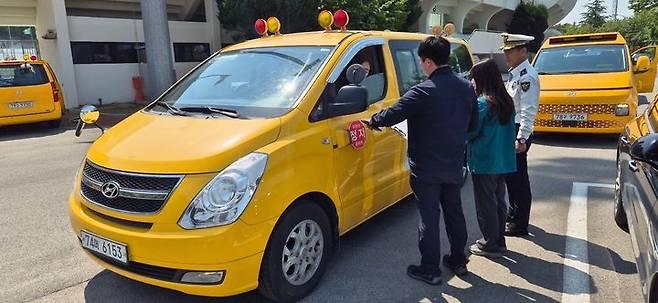 [밀양=뉴시스] 밀양종합운동장에서 어린이집 통학버스 안전점검을 하고 있다. (사진=밀양시 제공) 2025.05.12. photo@newsis.com *재판매 및 DB 금지