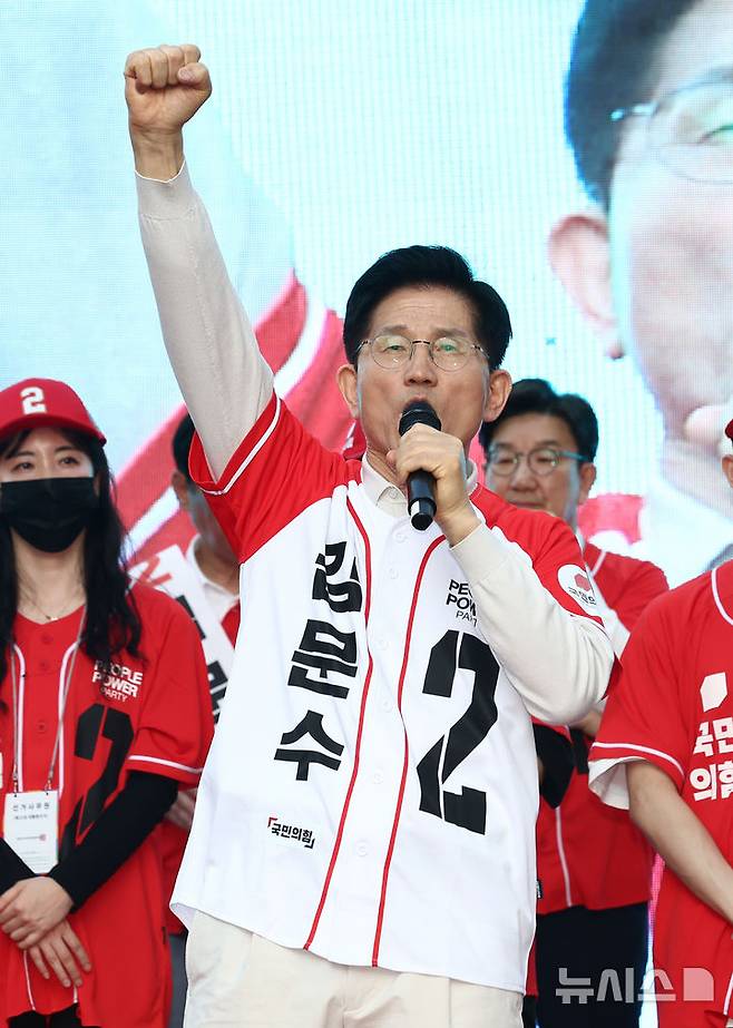 [대구=뉴시스] 고승민 기자 = 김문수 국민의힘 대선후보가 12일 대구 달성로 서문시장에서 시민들에게 지지를 호소하고 있다. (공동취재) 2025.05.12.photo@newsis.com