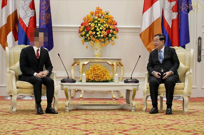 ▲ 2022년 12월 20일 캄보디아 프놈펜 평화궁에서 훈센 캄보디아 당시 총리(오른쪽)와 윤영호 당시 통일교 세계본부장이 만나 대화하고 있다. (사진=훈센 페이스북)&nbsp;