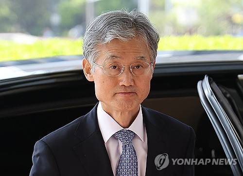 차에서 내리는 조희대 대법원장 (서울=연합뉴스) 김성민 기자 = 조희대 대법원장이 12일 서울 서초구 대법원으로 출근하고 있다. 2025.5.12 ksm7976@yna.co.kr