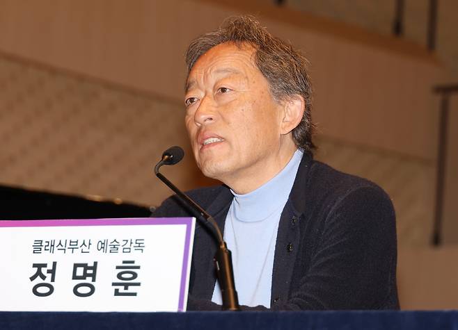 인사말하는 정명훈 예술감독