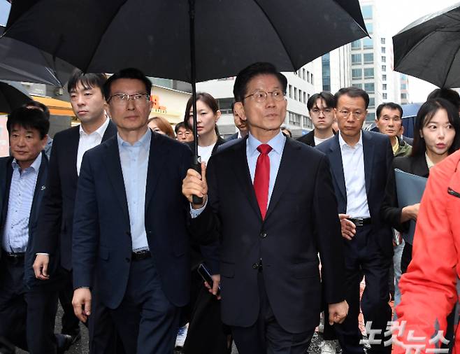 국민의힘 김문수 대선후보가 10일 오전 서울 여의도 선거캠프에서 기자회견 후 중앙당사로 향하고 있다. 황진환 기자