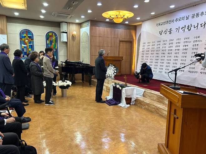 기독교민주인사 추모의날 참석자들이 헌화하고 있다. 사진 한국기독교교회협의회