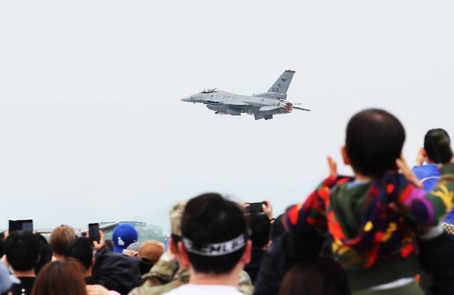 11일 경기도 평택시 주한미공군 오산기지에서 열린 '오산 에어 파워 데이 2025'에서 미태평양공군 F-16 전투기가 특수비행을 선보이고 있다. 연합뉴스