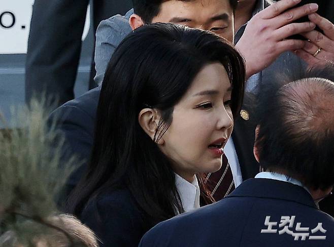 지난달 11일 윤석열 전 대통령 부인 김건희 여사가 한남동 관저를 퇴거해 사저인 서울 서초구 아크로비스타로 들어서고 있다. 황진환 기자