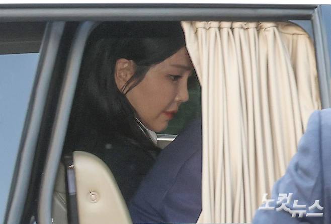 지난달 11일 윤석열 전 대통령의 부인 김건희씨가 헌법재판소 파면 선고 후 7일만에 서울 용산구 한남동 관저를 떠나고 있다. 류영주 기자
