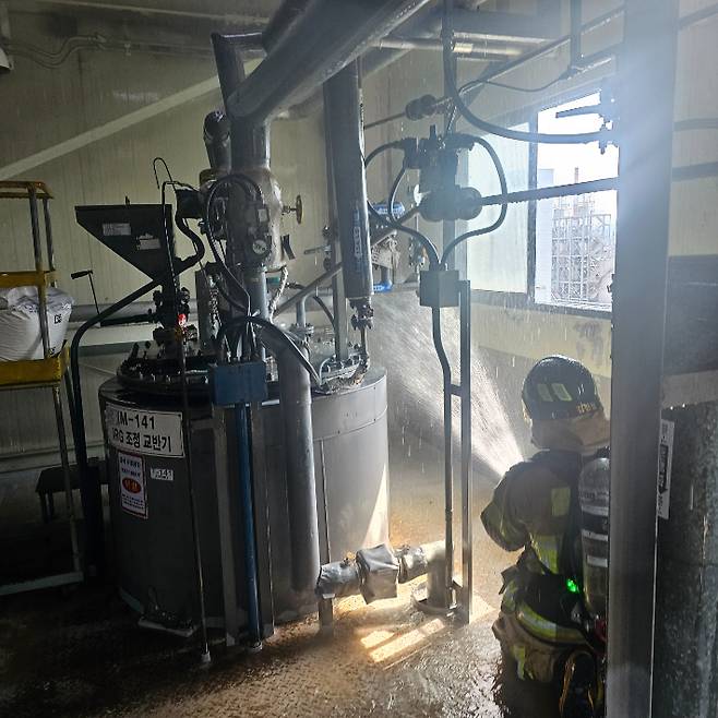 12일 오전 9시 40분쯤 전북 전주시 팔복동의 한 플라스틱 칩 생산 공장에서 화재가 발생했다. 전북소방본부 제공