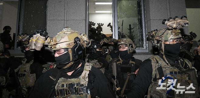 지난해 12월 3일 밤, 윤석열 전 대통령이 비상계엄을 선포한 가운데 4일 새벽 계엄군이 서울 여의도 국회 경내로 진입하고 있다. 박종민 기자
