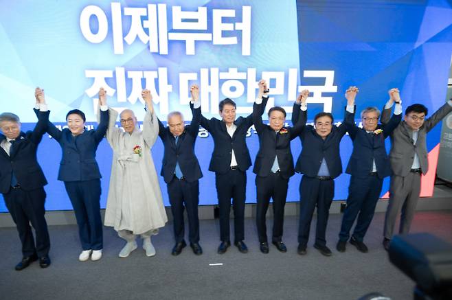 더불어민주당 광주광역시당이 지난 8일 광주시당 선거연락소에서 친명·비명 전·현 의원을 비롯한 각계 대표를 망라한 통합 인사로 21대 대선 선대위 출범식를 개최하고 정권 교체 각오와 의지를 다졌다. 더불어민주당 광주광역시당 제공