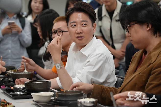이준석 개혁신당 대선 후보가 제21대 대통령 선거 공식 선거운동 첫날인 12일 서울 서대문수 연세대학교 캠퍼스 학생회관에서 학생들과 점심을 먹고 있다. 개혁신당 선거대책본부 공보단 제공