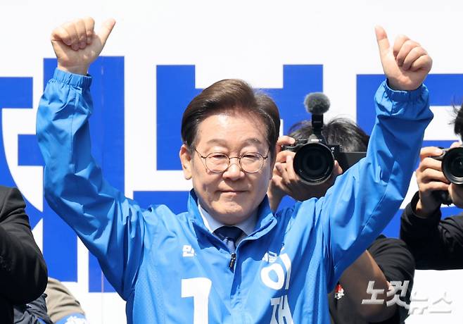6·3 대통령선거 공식 선거운동 첫날인 12일 이재명 민주당 후보가 서울 광화문 청계광장 출정식에서 두 손을 번쩍 들고 있다. 류영주 기자