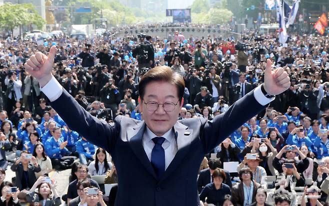이재명 더불어민주당 대선 후보가 6·3 대통령선거 공식 선거운동 첫날인 12일 서울 광화문 청계광장에서 열린 출정식 및 첫 유세에서 두 팔을 번쩍 들어보이고 있다. 류영주 기자