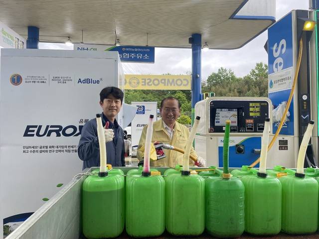 전남 나주 마한농협(조합장 문홍열)의 주유소 복합 스테이션이 농협사업 매출액 증대에 중추적인 역할을 담당하고 있다. 문홍열 조합장(오른쪽)이 주유소에서 기름을 넣고 있다.